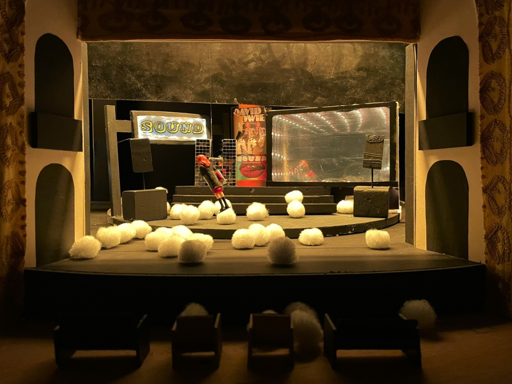 Szene 8-Lichtechsel, C. schwebt